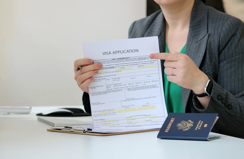 visa application expert woman explaining